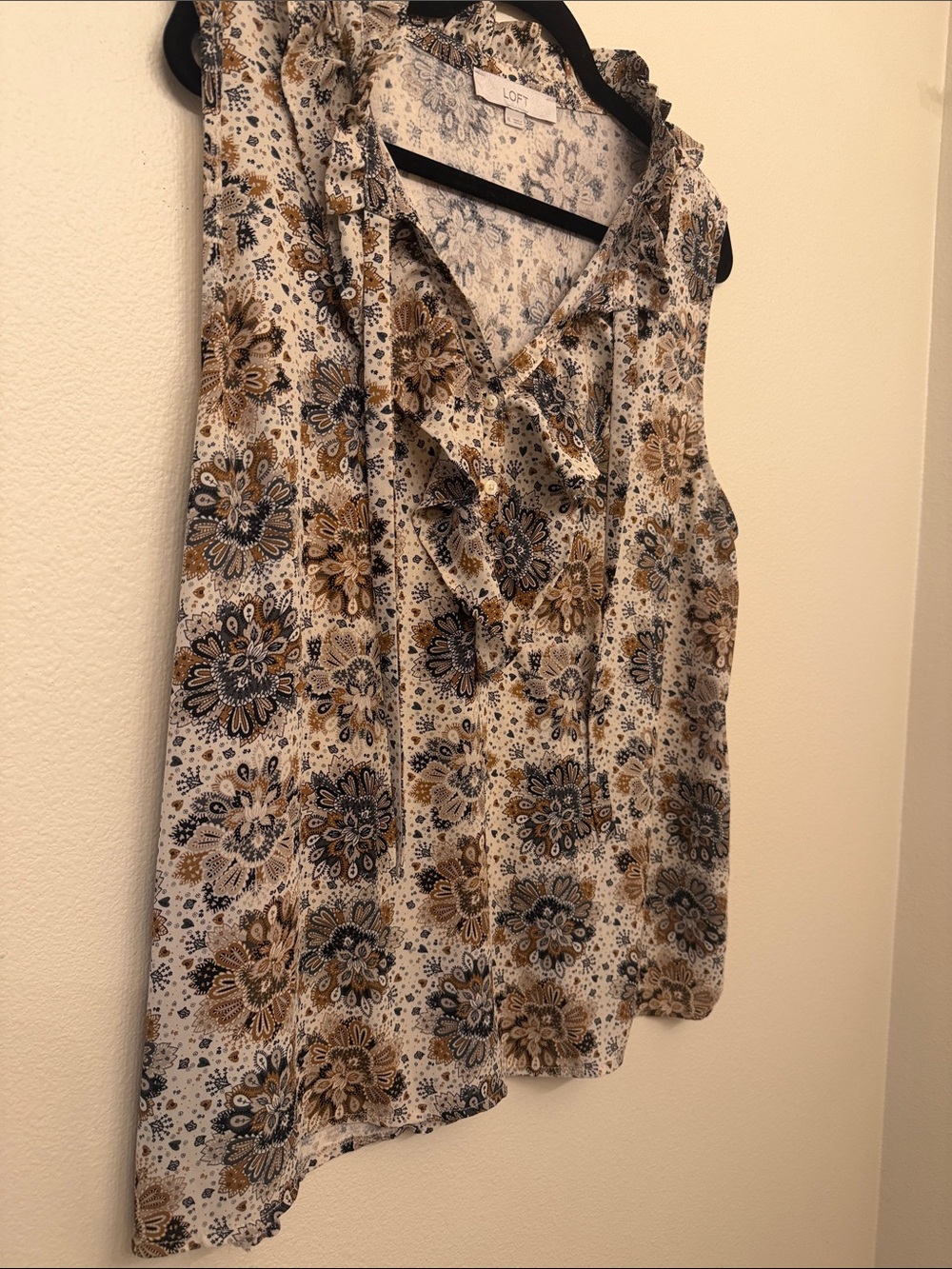 LOFT Sleeveless Floral Ruffle Neck Blouse in Cream, Brown and Black XL - Picture 4 of 8